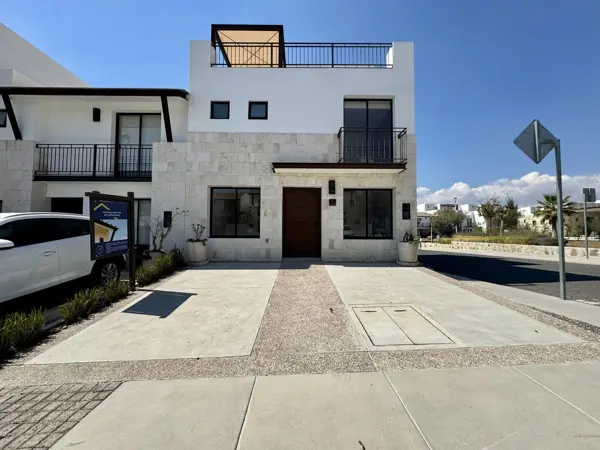 CASA EN VENTA EN RESIDENCIAL EL REFUGIO, QRO., CON ROOF GARDEN