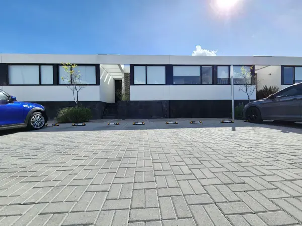 CASA EN VENTA DE 1 PISO EN ZIBATA, RESERVA HAI, 3 HABITACIONES , JARDIN PROPIO