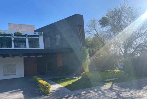 CASA VENTA JURICA CONDOMINIO  EXCLUSIVO.