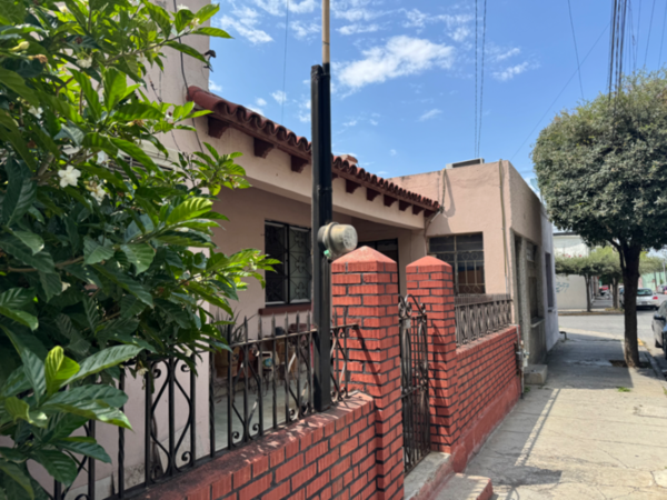 Casa en Venta en Col. Talleres, Monterrey: En Esquina, y Amplia Superficie