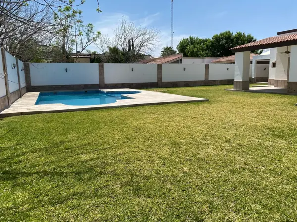 Hermosa Residencia de Un Piso con Amplio Jardín y Alberca.