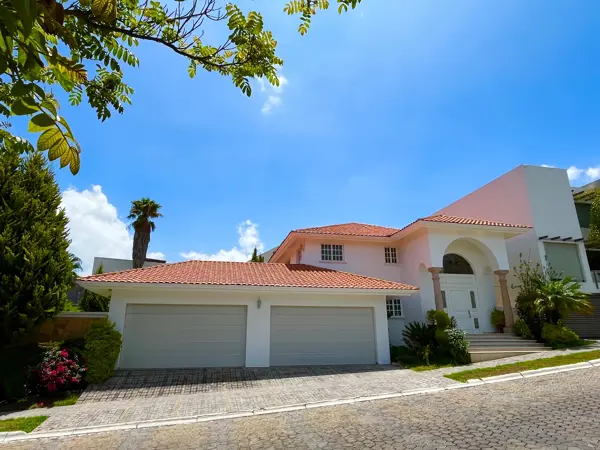 RESIDENCIA DE LUJO EN RENTA - LOMAS DE ANGELÓPOLIS 1. Jardín de 450m2 RESIDENCIA DE LUJO EN RENTA - LOMAS DE ANGELÓPOLIS 1. Jardín de 450m2