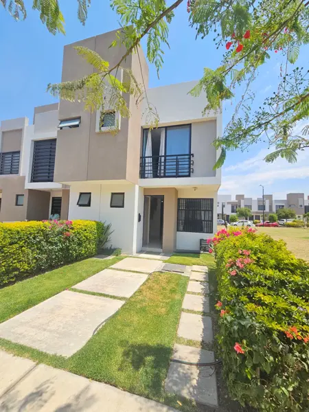 Venta casa salida Silao, con recámara en planta baja