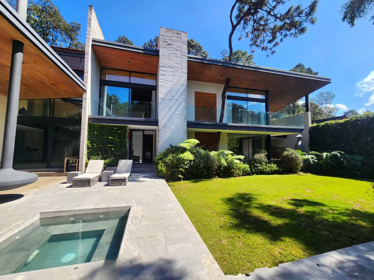 Casa en venta en Avandaro, Valle de Bravo — foto 1 de 44