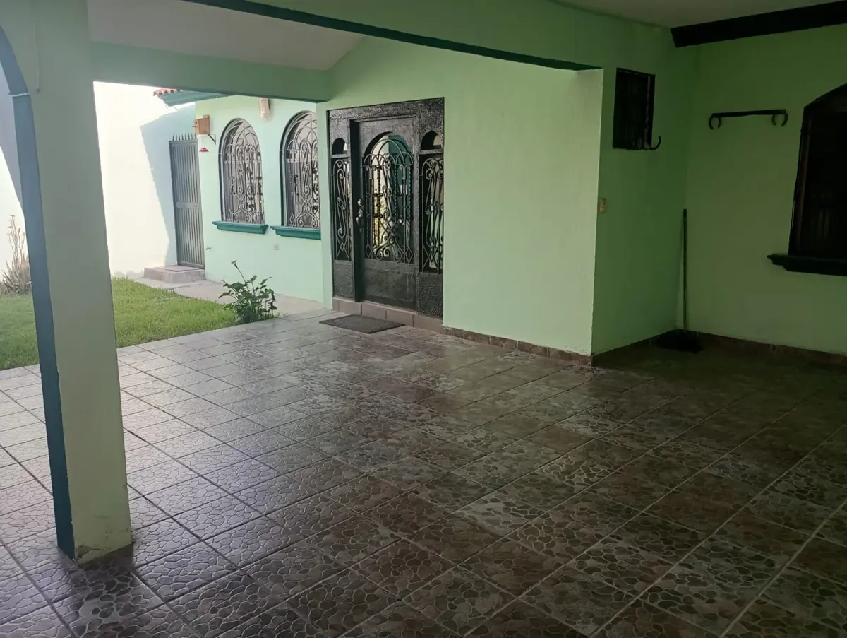 Casa en venta en Los Tulipanes, Saltillo — foto 1 de 15