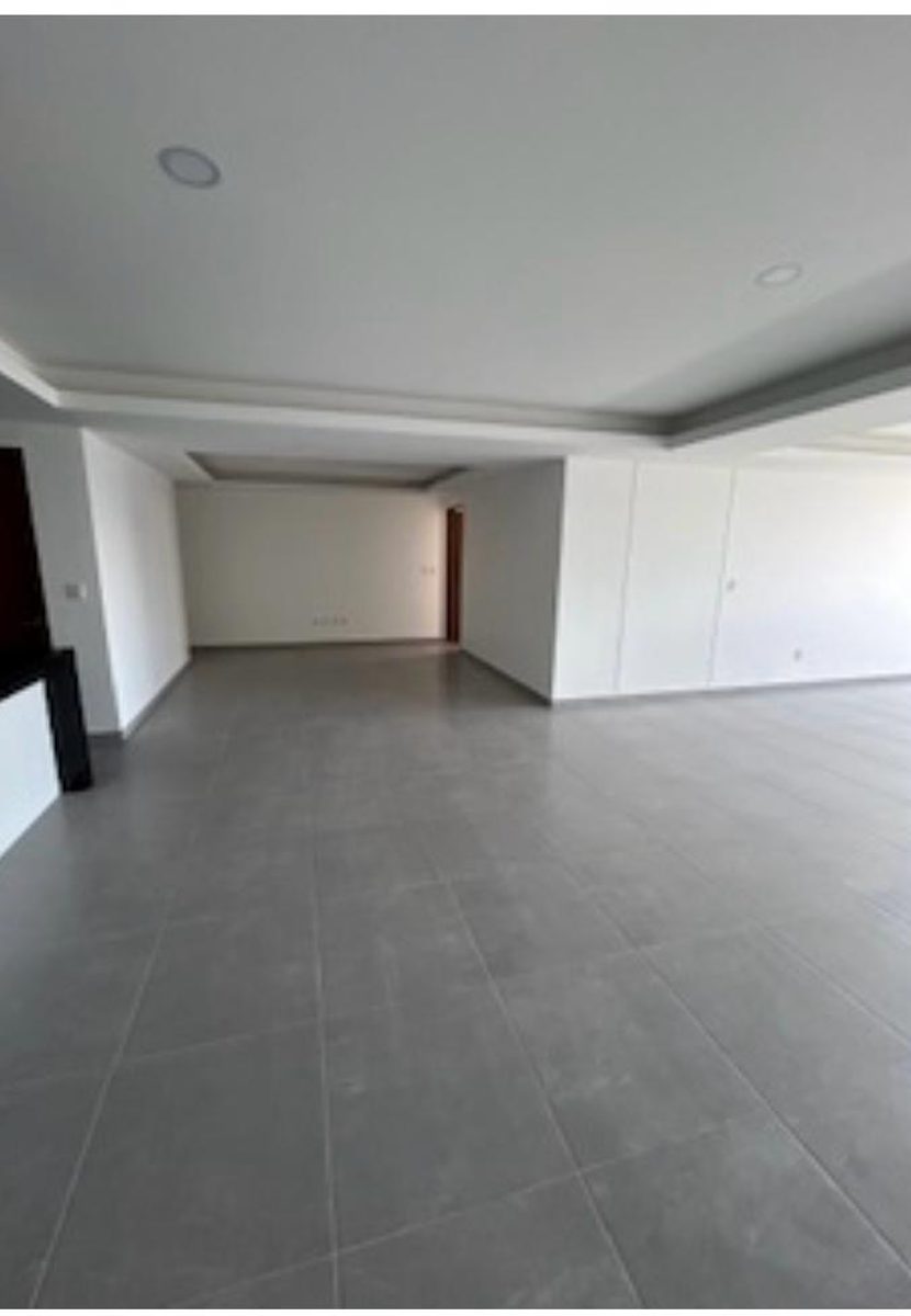Estancia de sala y comedor del departamento nuevo en La Cúspide, Lomas Verdes