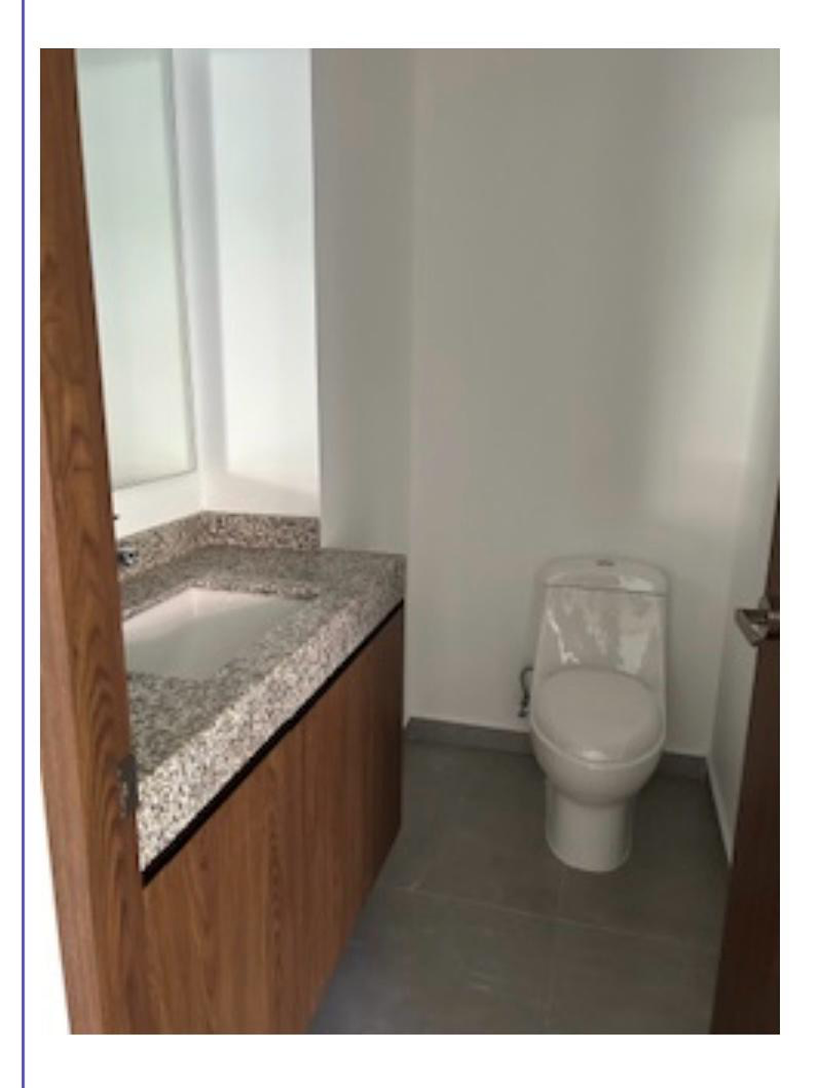 Baño completo con tina y cubierta de mármol