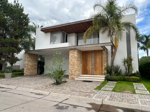 Casa de Lujo en Venta con Vista al Campo de Golf y Alberca