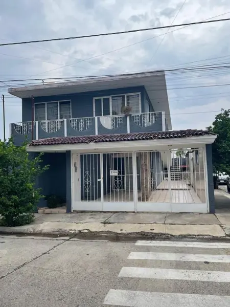Casa en Venta en Jardines Alcalde, Guadalajara con Amplio Espacio y Servicios Cercanos Casa en Venta en Jardines Alcalde, Guadalajara con Amplio Espacio y Servicios Cercanos