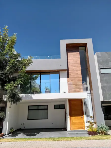 Vendo Lindísima casa en el Fraccionamiento Punta Loma . Zona de Zavaleta. De 3 Niveles
