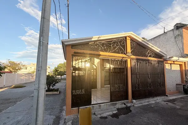 Casa en venta en Issste, Saltillo — foto 2 de 16