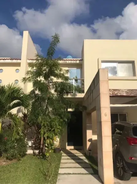 CASA EN VENTA COMO REMATE HIPOTECARIO EN RESIDENCIAL REAL DE LOS COLEGIOS, CANCUN Q. ROO.