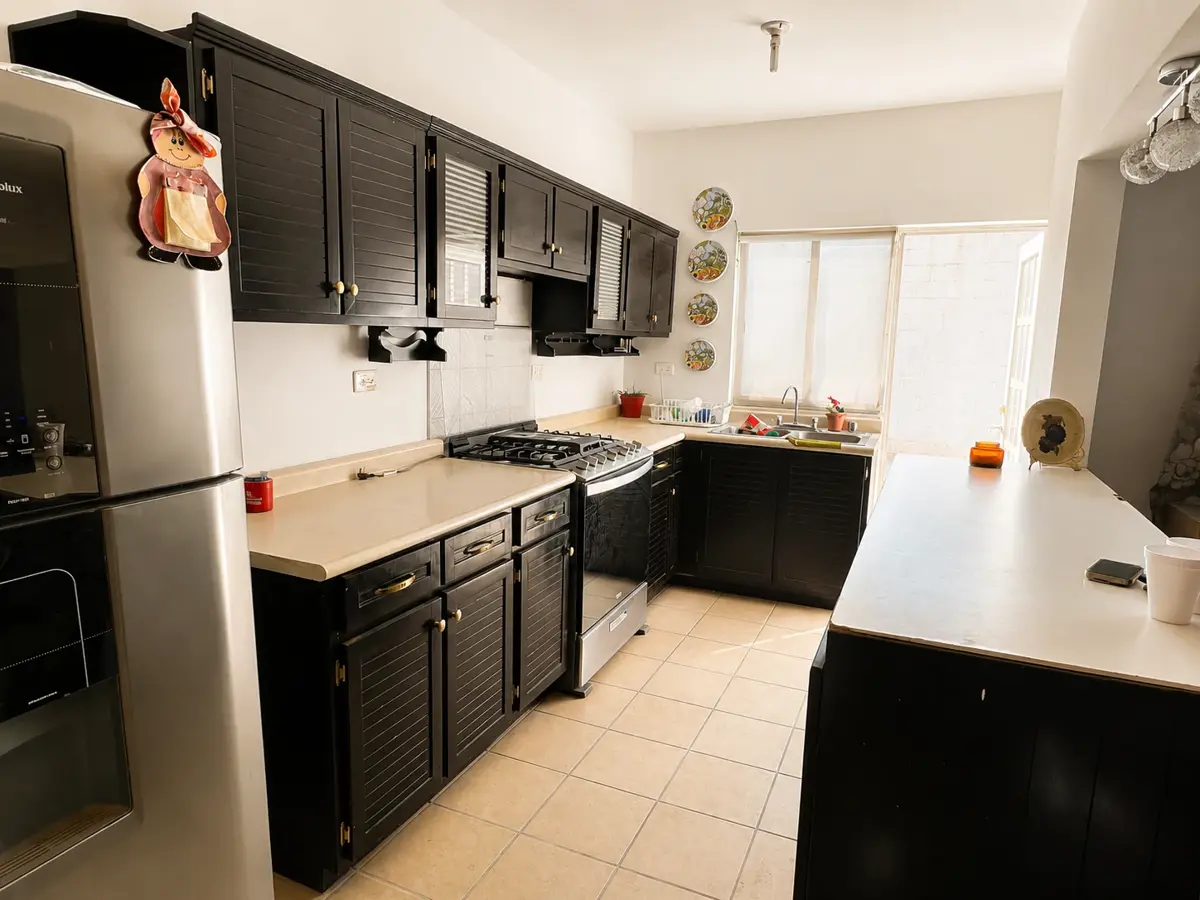 Vista 3 de Casa en esquina con amplio jardín en renta en Residencial Senderos