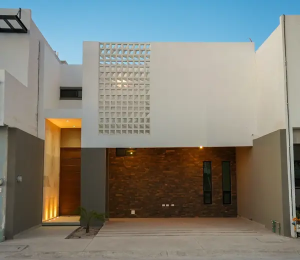 Casa Moderna en Venta | Recámara en Planta Baja | Frente a Área Verde | Amplio Jardín | Viñedos