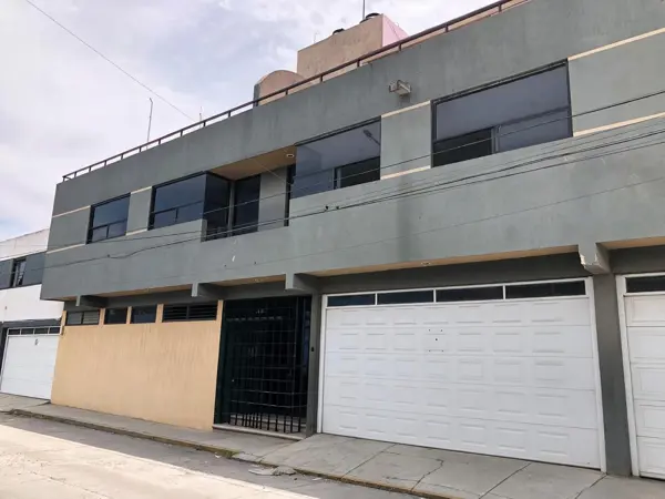 Renta Departamento en Bugambilias, Puebla – Ideal Oficina o Consultorio Médico, con estacionamiento.