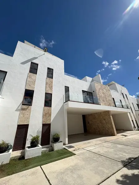 CASA EN RENTA CON PANELES SOLARES DZITYA