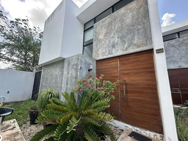 MODERNA CASA EN RESIDENCIAL | PISCINA Y JARDIN