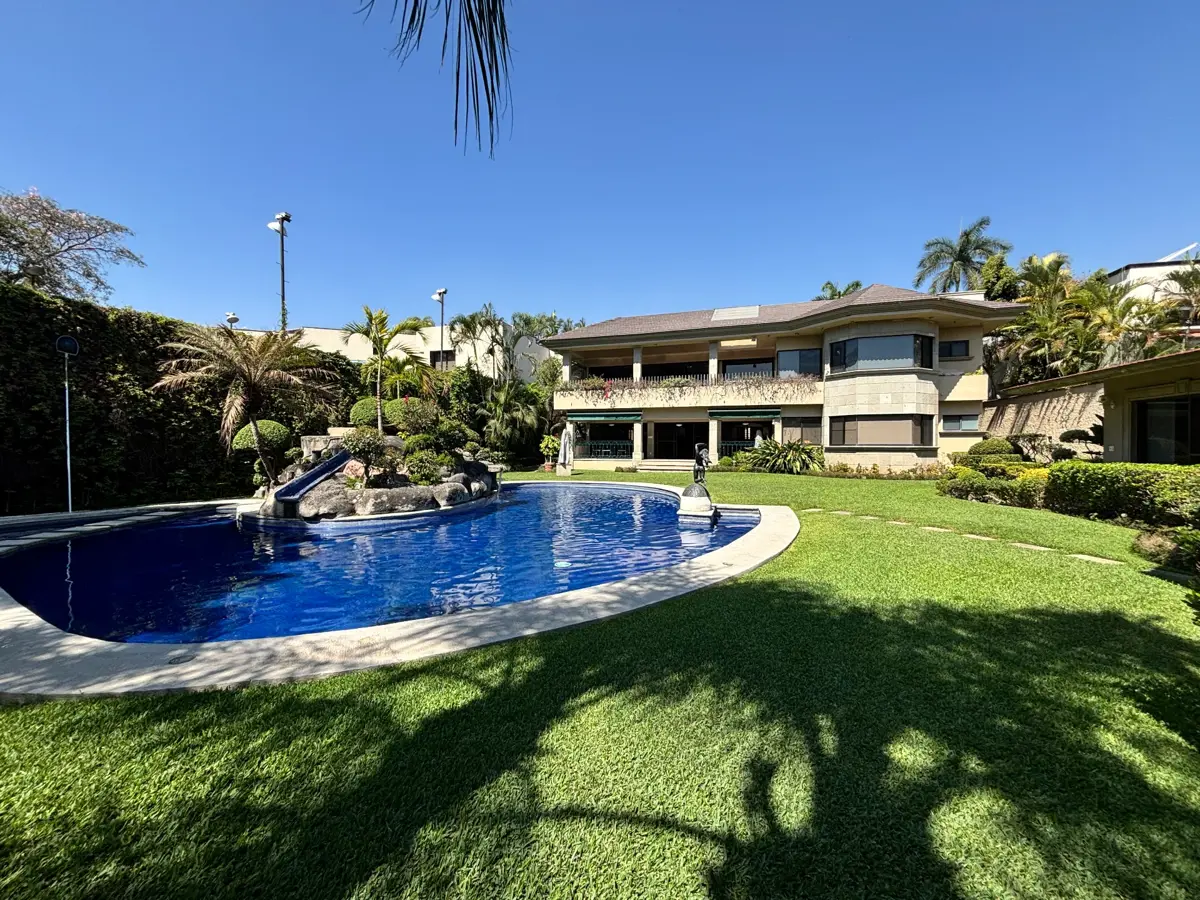 Casa en venta en Club de golf Tabachines, Cuernavaca — foto 1 de 50