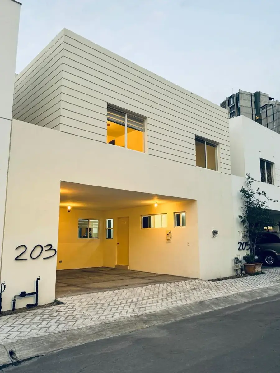 Casa en renta en Ventanas de la Huasteca, Santa Catarina — foto 1 de 32