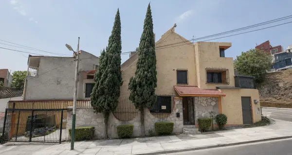Oportunidad de Remate en Lomas Verdes: Amplio Departamento con 3 Recámaras