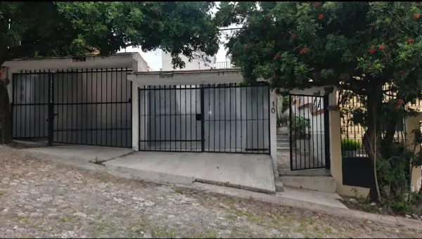 ?? Casa de un solo nivel con amplio jardín en Arboledas, Querétaro