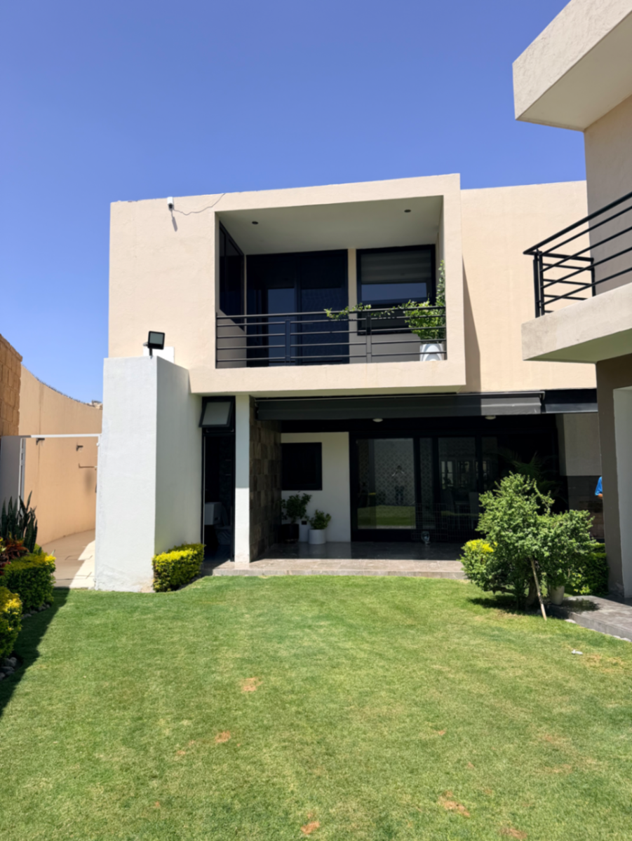 Vista 2 de Casa en Venta en Las Villas, Torreón - Amplias Instalaciones y Servicios Exclusivos