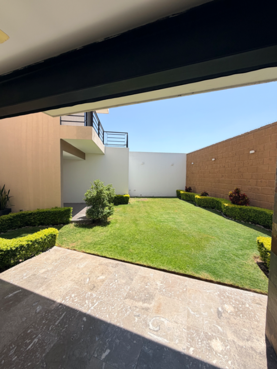 Vista 3 de Casa en Venta en Las Villas, Torreón - Amplias Instalaciones y Servicios Exclusivos