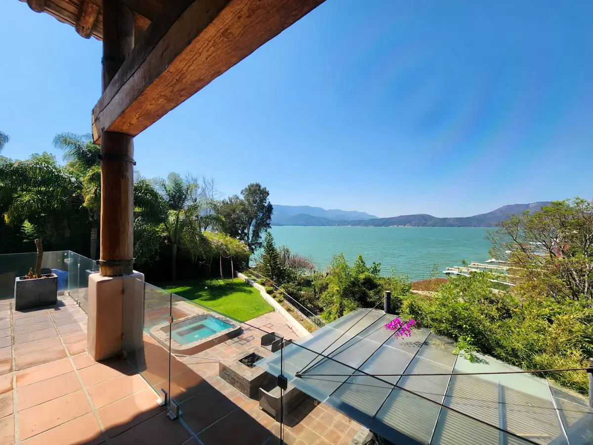 Casa en venta en La Peña, Valle de Bravo — foto 1 de 47