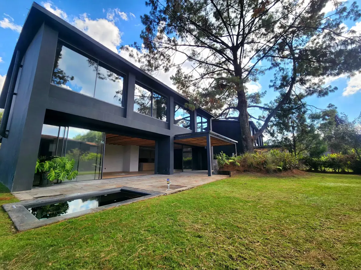 Casa en venta en Rancho Avándaro Country Club, Valle de Bravo — foto 1 de 34