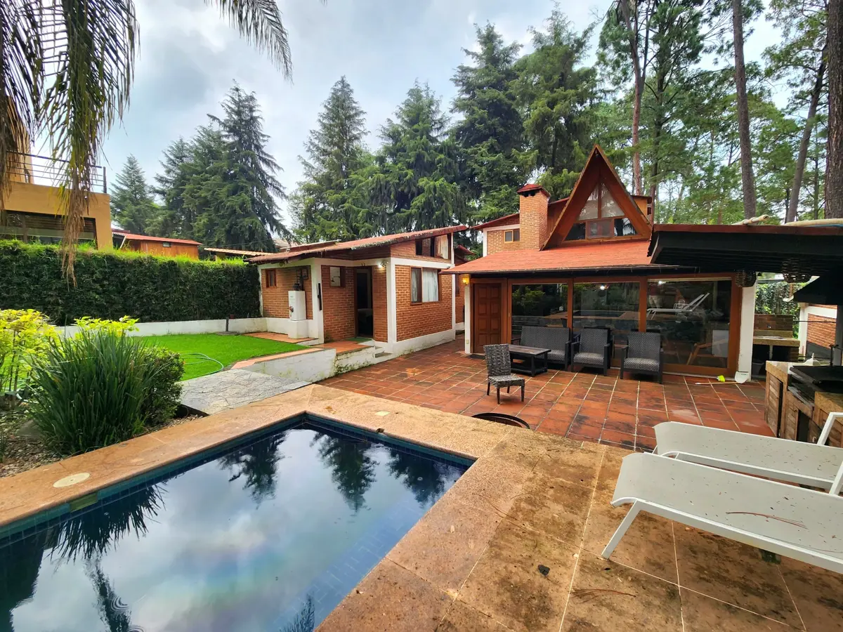 Casa en venta en Avandaro, Valle de Bravo — foto 1 de 38