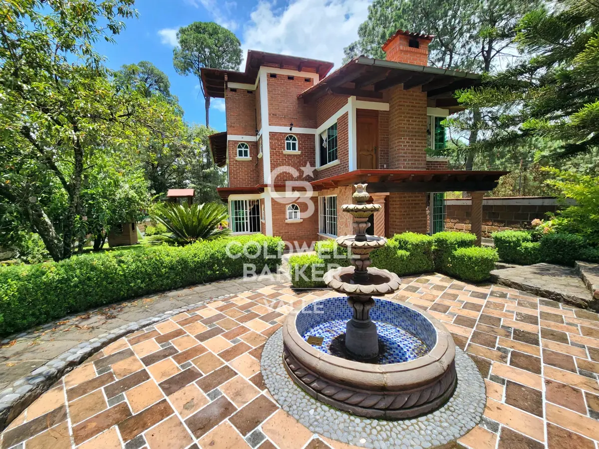 Casa en venta en Avandaro, Valle de Bravo — foto 1 de 44