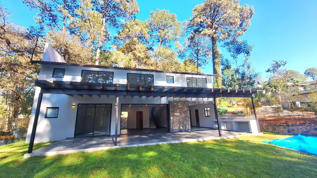 Casa en venta en Avandaro, Valle de Bravo — foto 1 de 24