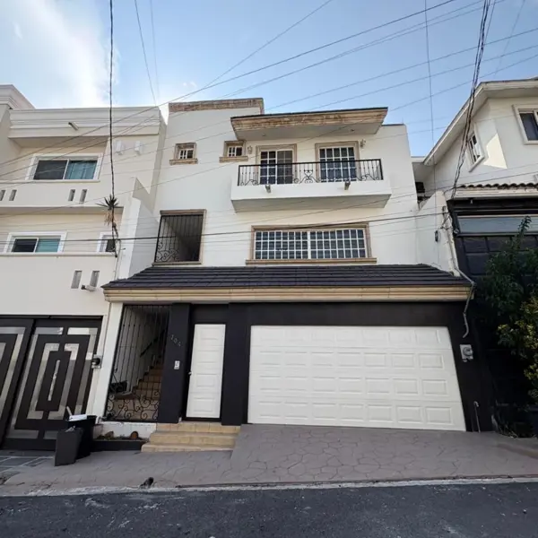 Casa amplia de 3 niveles en San Jerónimo 4o Sector, Monterrey