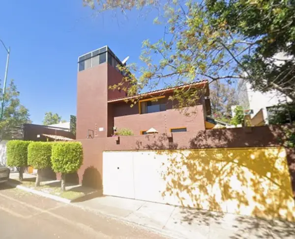 CASA EN BOSQUES DE LAS LOMAS DE GARANTÍA BANCARIA, OPORTUNIDAD ÚNICA.