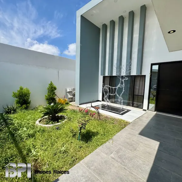 Casa en Venta en Residencial Longoria, Nuevo Laredo - Amplia y Moderna