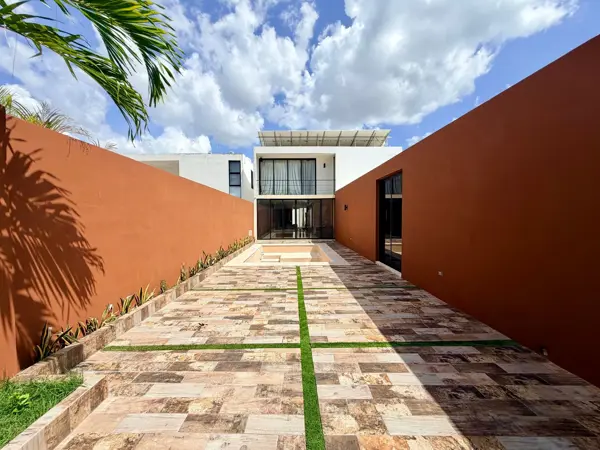 Casa en Venta con Terreno Excedente y Paneles Solares en Dzitya