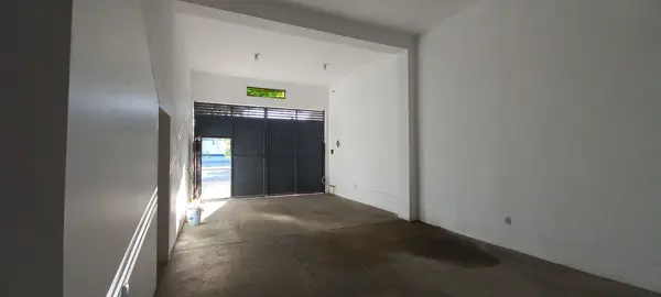 BODEGA COMERCIAL CON FLUJO VEHICULAR Y PEATONAL MEDIO ALTO
