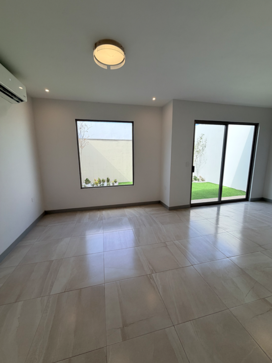 Vista 4 de Casa en Venta en Los Viñedos, Torreón: Con Seguridad Privada y Espacios Amplios
