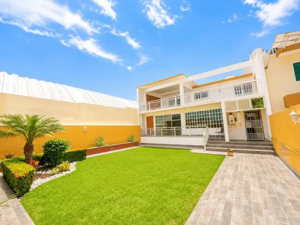Casa en Venta en Jardines de Mocambo con Amplio Jardín