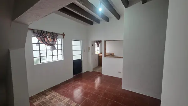 Departamento en planta baja con patio, para 2 adultos, a 800 m del Suburbano de Tlalnepantla.