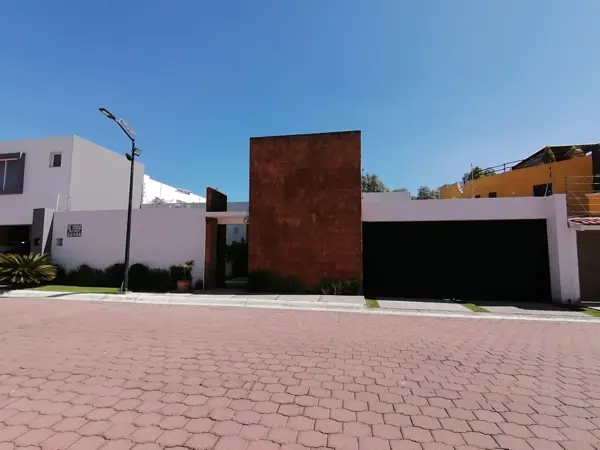 RENTA DE RESIDENCIA DE UN PISO AMUEBLADA, CON ENORME JARDÍN, Y ACABADOS DE LUJO, EN FRACCIONAMIENTO