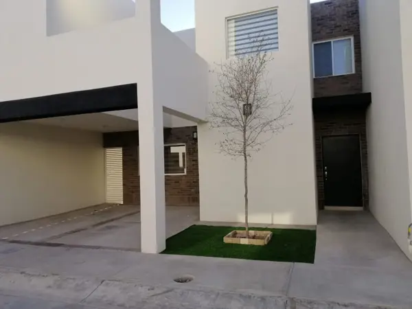 CASA AMUEBLA EN RENTA FACCIONAMIENTO ARBOREA