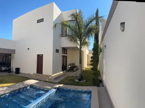 Casa en Venta en Hacienda del Rosario, Torreón con Piscina y Jardín Amplio