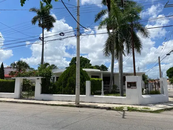 Casa en esquina con amplio terreno ideal para negocio