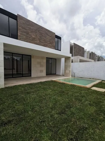Casa en venta con piscina en Residencial Fiora; Cholul Mérida.