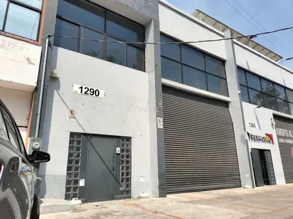 Bodega con Oficinas en Col El Rosario