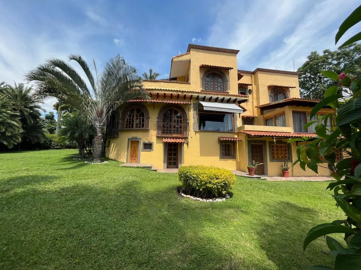 Casa en renta en Miraval, Cuernavaca — foto 1 de 15