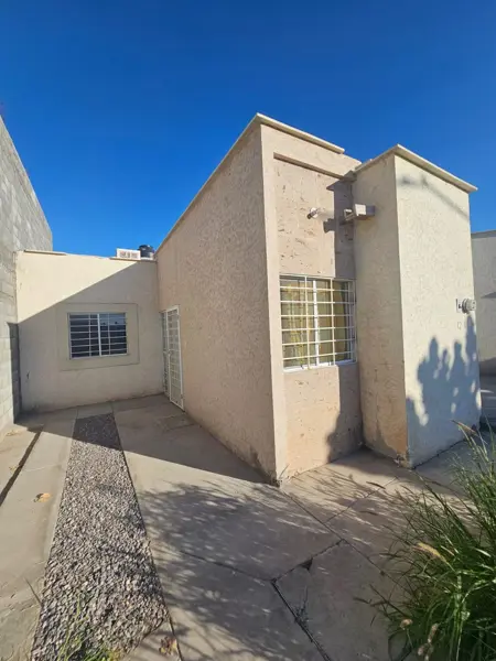 CASA EN VENTA CON TERRENO EXCEDENTE