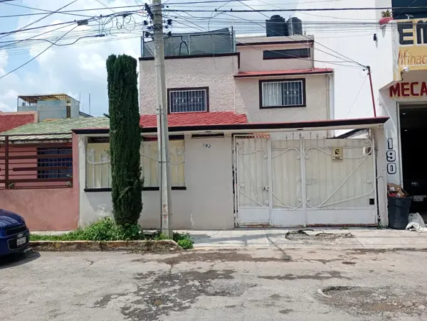 SE VENDE CASA ATRAS DE CHEDRAUI FRACC LA COLONIA