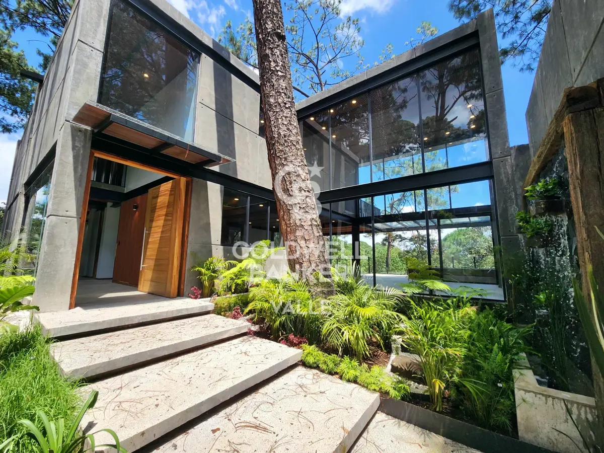 Casa en venta en Avandaro, Valle de Bravo — foto 1 de 40